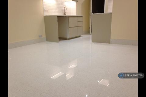 Studio to rent, Ickenham, Uxbridge, UB10
