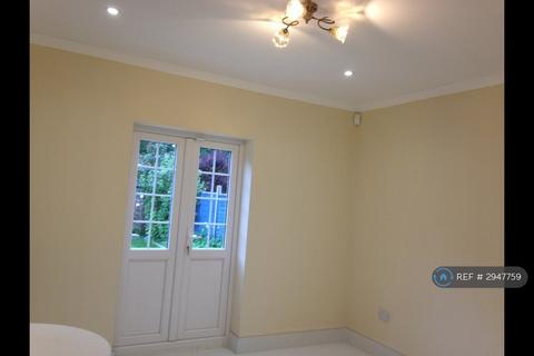 Studio to rent, Ickenham, Uxbridge, UB10