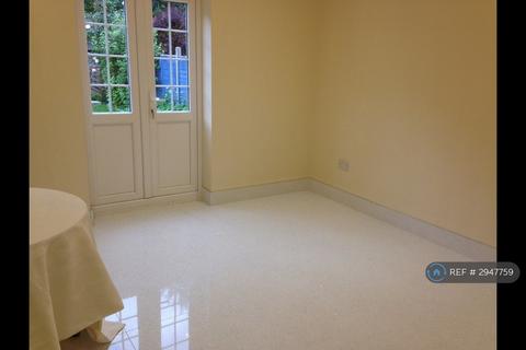 Studio to rent, Ickenham, Uxbridge, UB10