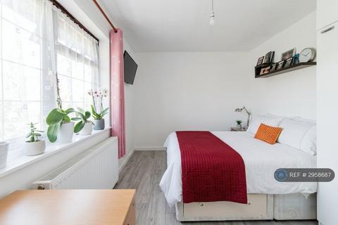 2 bedroom end of terrace house to rent, Fortescue Road, Edgware, HA8