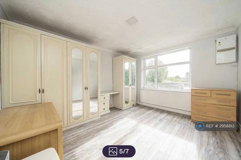 1 bedroom in a house share to rent, Bath Road, Hounslow, TW5