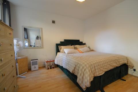 1 bedroom flat to rent, St Andrews Square, Surbiton