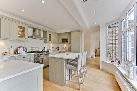 4 bedroom detached house to rent, Ashley Close, Walton-on-Thames, Surrey, KT12