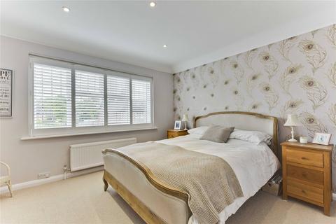 4 bedroom detached house to rent, Ashley Close, Walton-on-Thames, Surrey, KT12