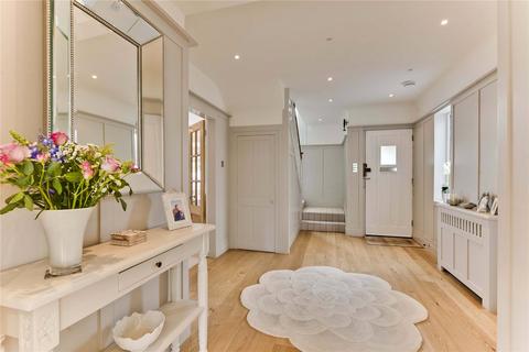 4 bedroom detached house to rent, Ashley Close, Walton-on-Thames, Surrey, KT12