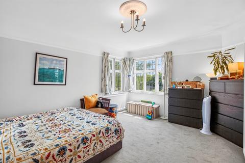 undefined, Queens Drive, London