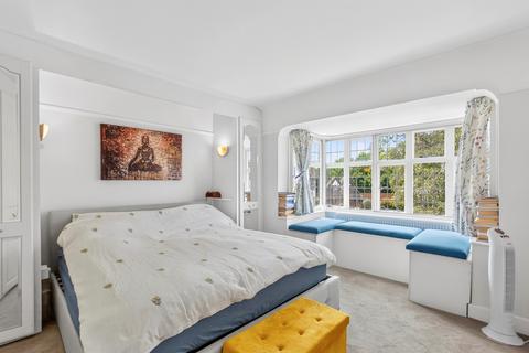 undefined, Queens Drive, London