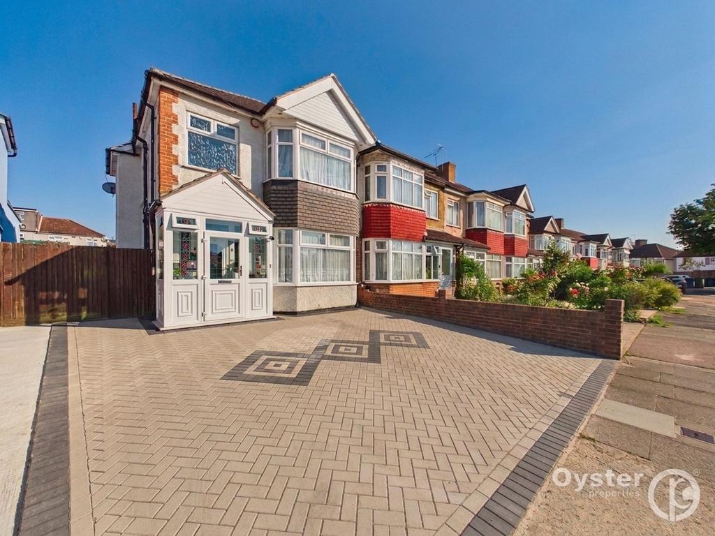 Detached house exterior, driveway
