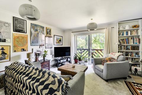 2 bedroom flat for sale, Leatherhead, Surrey, KT22