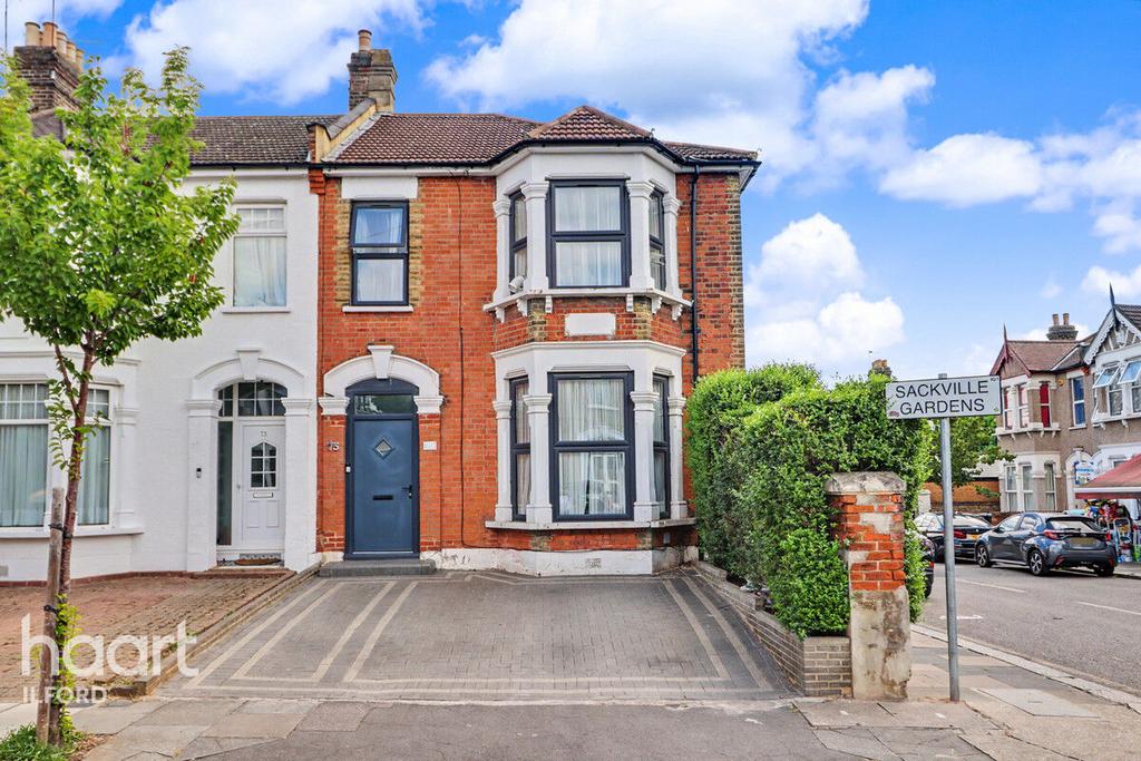 Detached house exterior, driveway