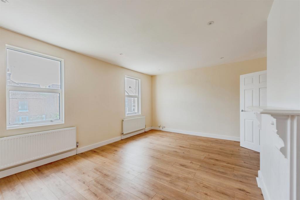 Apartment in Reigate and Banstead, Surrey - View 3