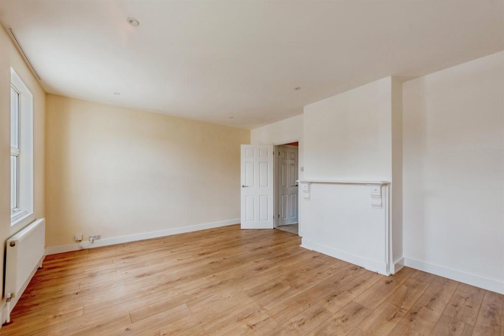Apartment in Reigate and Banstead, Surrey - View 4