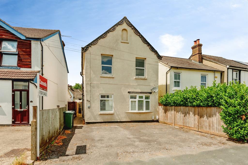 Apartment in Reigate and Banstead, Surrey - View 2