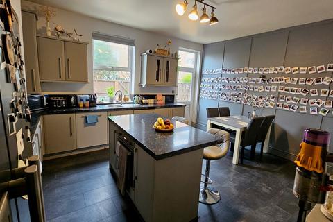 3 bedroom terraced house to rent, Flanshaw Lane, WAKEFIELD
