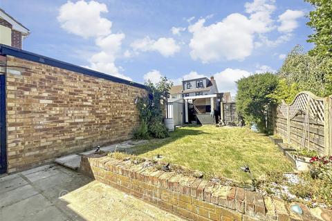 3 bedroom semi-detached house for sale, Mapleleaf Gardens, Wickford SS12