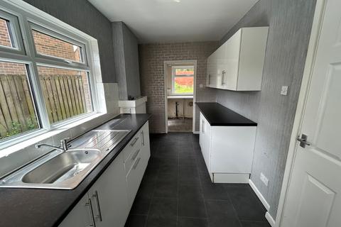 3 bedroom semi-detached house to rent, Knowles View, Bradford, West Yorkshire, BD4