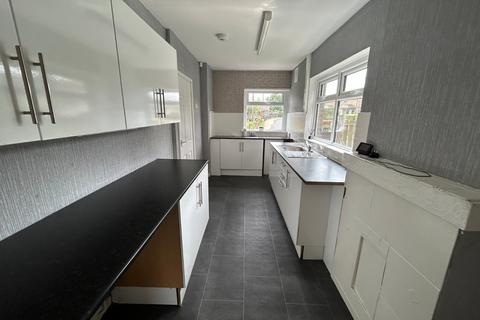 3 bedroom semi-detached house to rent, Knowles View, Bradford, West Yorkshire, BD4