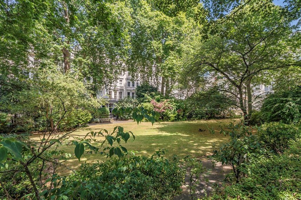 Cornwall Gardens, London SW7 – další
