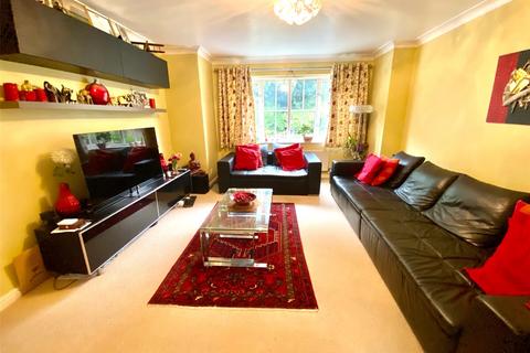 4 bedroom detached house to rent, Sir Galahad Road, Hampshire SO53