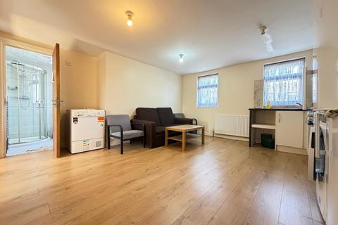 2 bedroom flat to rent, Blackberry Farm Close, Hounslow TW5