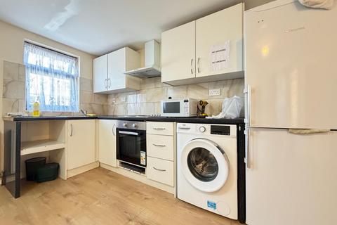 2 bedroom flat to rent, Blackberry Farm Close, Hounslow TW5