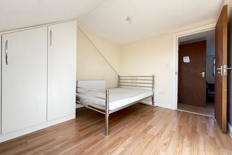 2 bedroom flat to rent, Blackberry Farm Close, Hounslow TW5