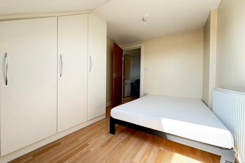 2 bedroom flat to rent, Blackberry Farm Close, Hounslow TW5
