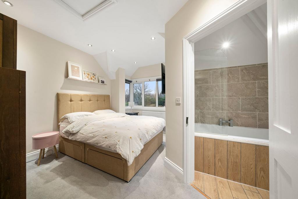 Master bedroom, en suite