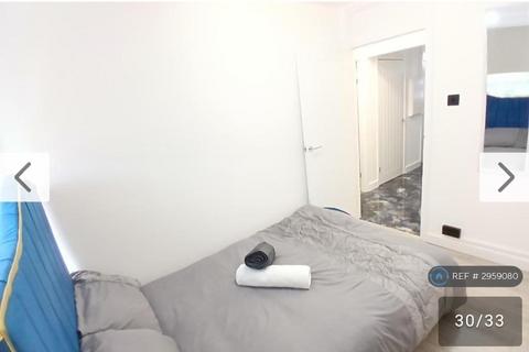 2 bedroom flat to rent, Moira House, London, SW9