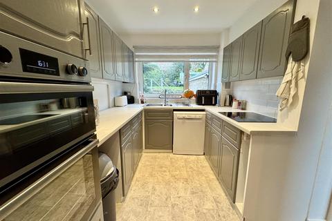 4 bedroom detached house to rent, Hall Grove, Staincross, Barnsley