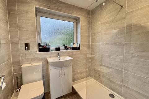 4 bedroom detached house to rent, Hall Grove, Staincross, Barnsley
