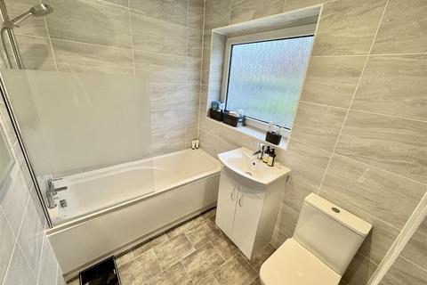 4 bedroom detached house to rent, Hall Grove, Staincross, Barnsley