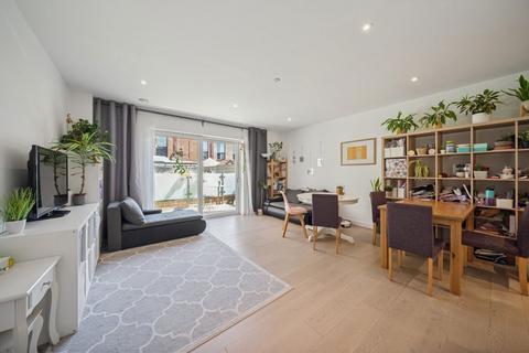 3 bedroom flat to rent, Lismore Boulevard, London NW9