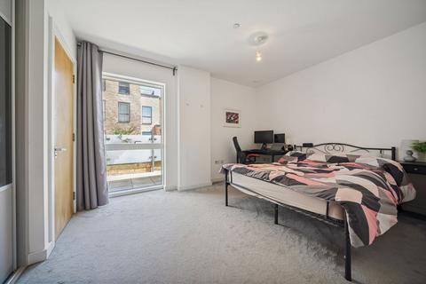 3 bedroom flat to rent, Lismore Boulevard, London NW9