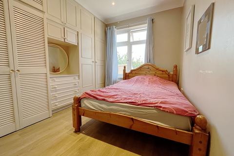 1 bedroom in a house share to rent, Great West Road, Hounslow, TW5