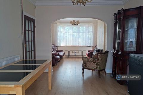 3 bedroom terraced house to rent, Stanley Avenue, Dagenham, RM8