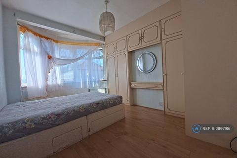3 bedroom terraced house to rent, Stanley Avenue, Dagenham, RM8
