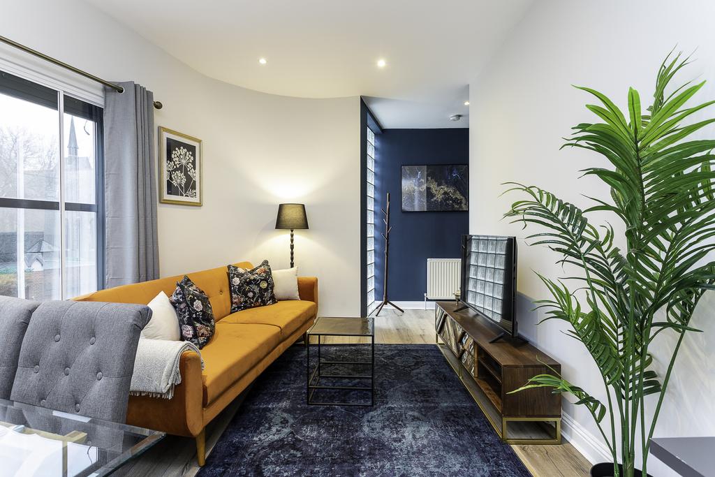 Apartment in Roehampton Lane - View 2