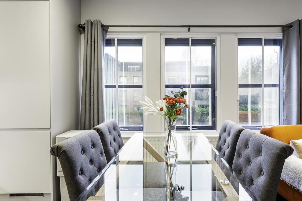 Apartment in Roehampton Lane - More