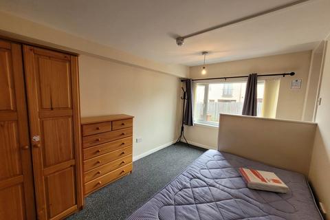 4 bedroom house to rent, 81 Blackness Road, ,