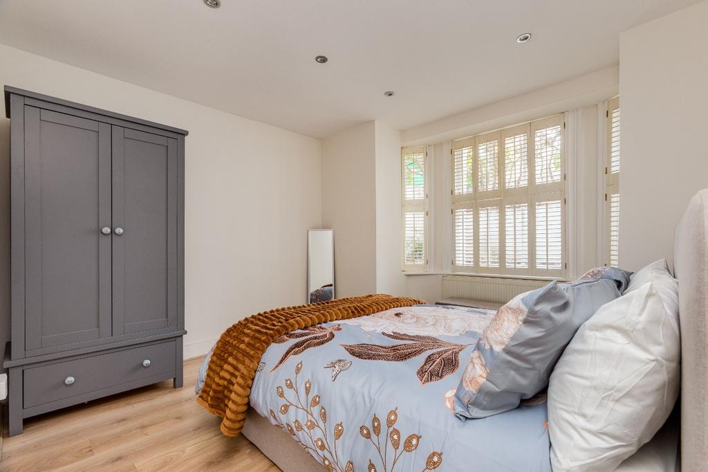 Apartment in Surrey - View 3