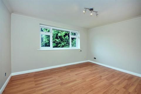 1 bedroom flat to rent, Palmerston Court, Lovelace Gardens, Surbiton KT6