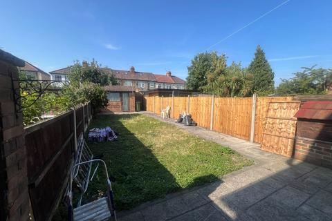 3 bedroom townhouse to rent, Dagenham, RM10