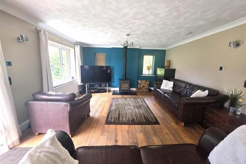4 bedroom detached house for sale, Glenholme Road, Farsley, Pudsey