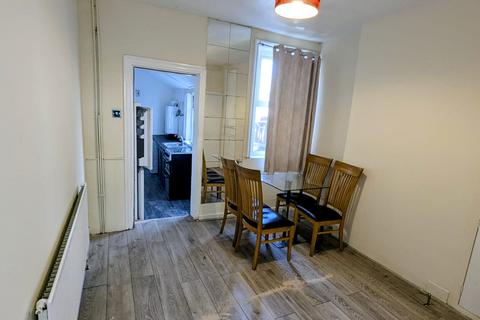 2 bedroom terraced house to rent, Beech Road, Luton LU1