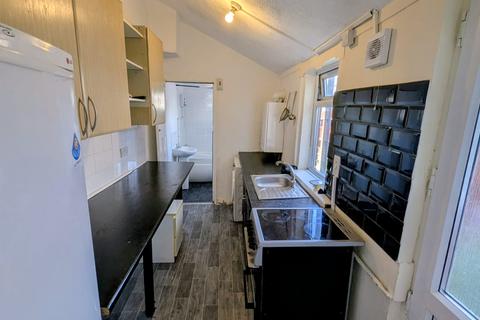2 bedroom terraced house to rent, Beech Road, Luton LU1