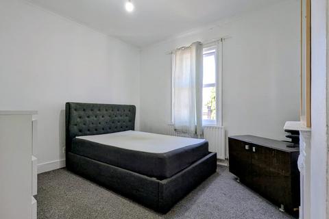 2 bedroom terraced house to rent, Beech Road, Luton LU1