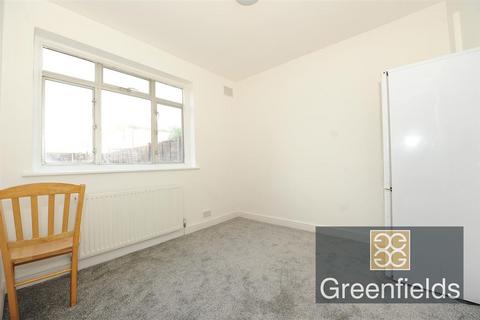 3 bedroom end of terrace house to rent, Chelston Approach, Ruislip, HA4