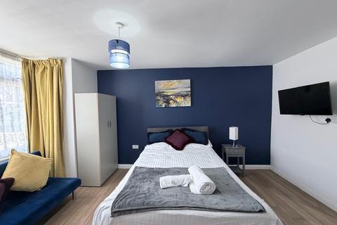 1 bedroom in a house share to rent, Stratford Road, Southall, UB2
