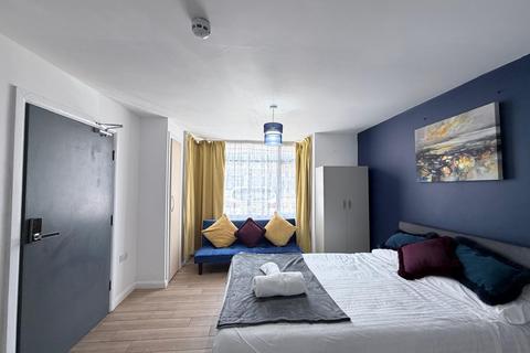 1 bedroom in a house share to rent, Stratford Road, Southall, UB2